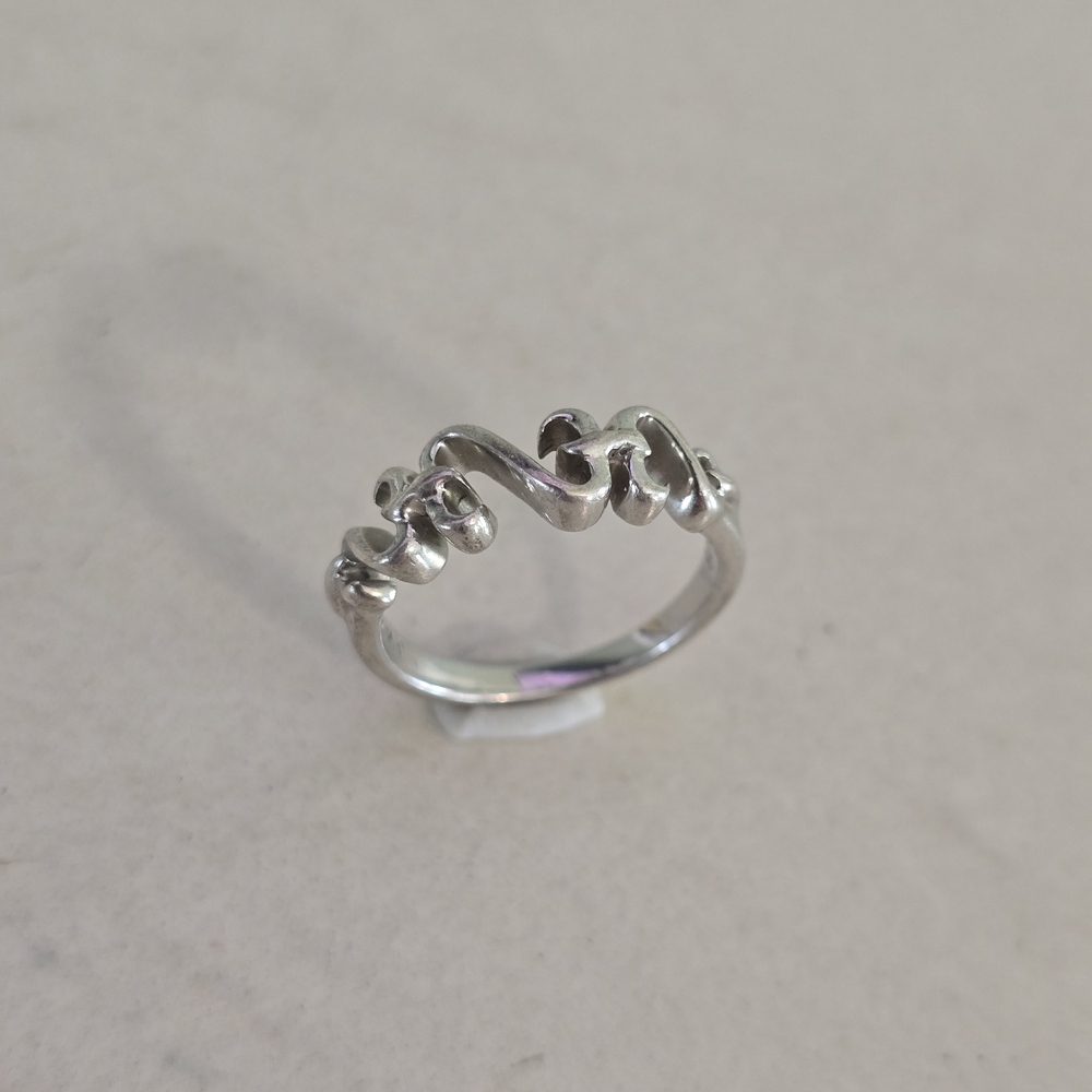 Elegant Silver Swirl Ring